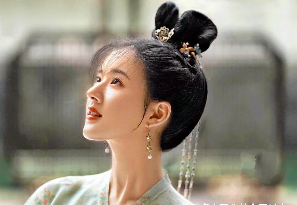 因为|热巴搭档龚俊演古偶，《帝皇书》中枪，长成这样就别演古装美人了