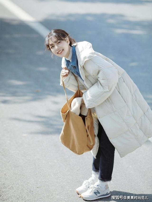 小个子 拒绝臃肿，寒冷的冬季，小个子女生如何穿搭羽绒服才更合适呢？