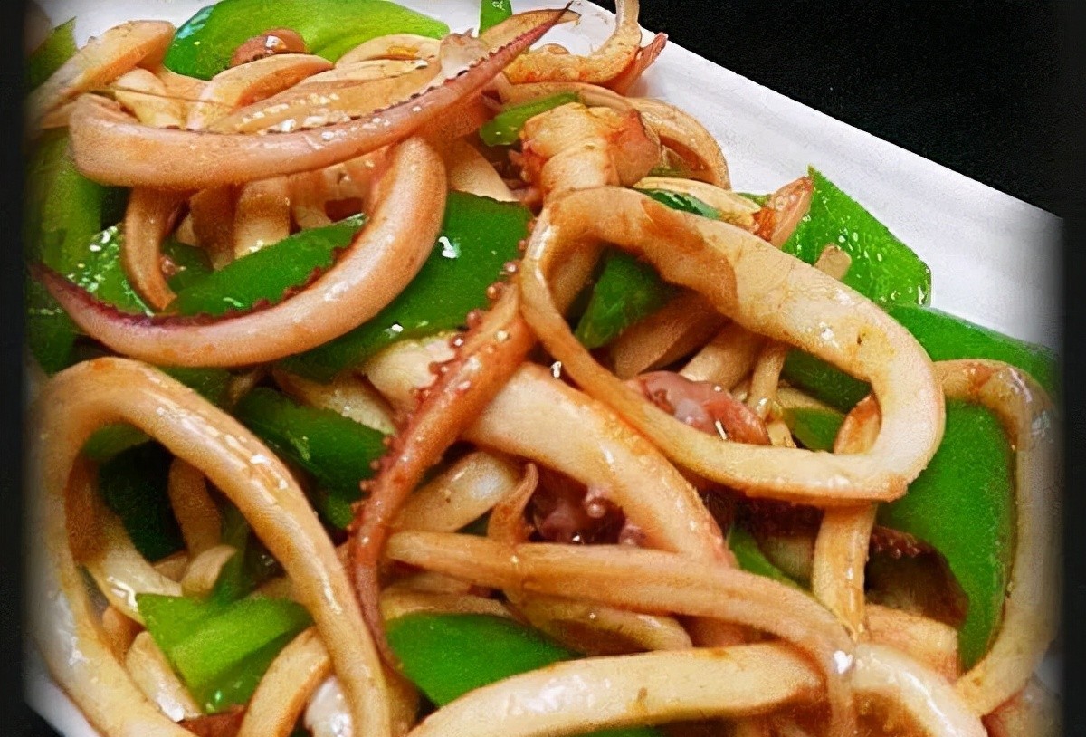 成分鱿鱼:1条料酒:适量;月桂叶:适量;延佑食用油:适量;酱油:适量;洋葱