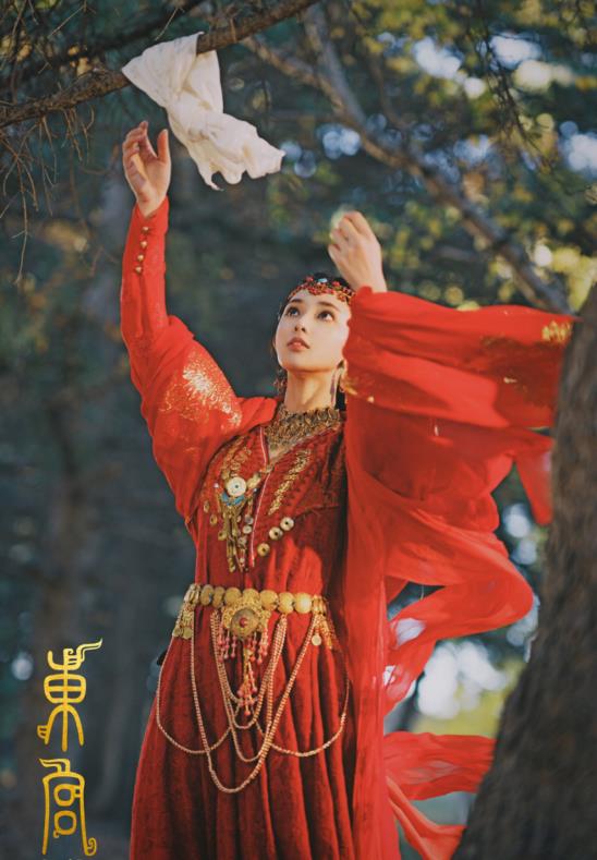 什么|冯绍峰当她的面抽烟，金瀚和她拍吻戏前也抽烟，这个女演员有点惨