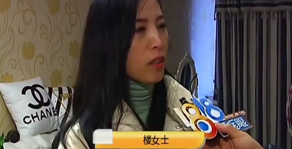 化妆品800多的古驰香水里面有只虫，不同意退款，女客户：我要退一赔三