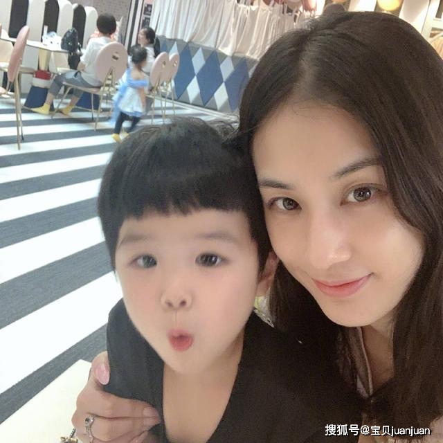 杨子 黄圣依罕见带儿子走机场，背1万8包有点低调，2岁小儿子像极妈妈