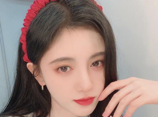 美貌鞠婧祎的头发破案了，没有头发缝是小心机，操作过程很累人
