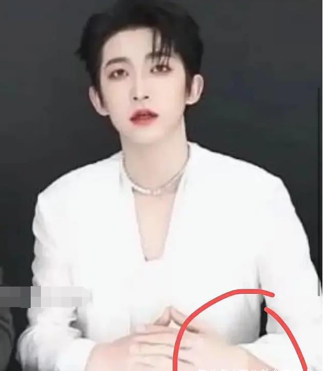 白上十男团成员比女星妆感还浓，手腕胸口抹粉，“踩高跷”成男版鞠婧祎