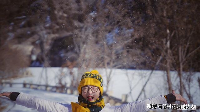 雪地 黄磊妻女雪地游玩，多多穿白棉服戴黄帽变雪娃娃，13岁长势惊人