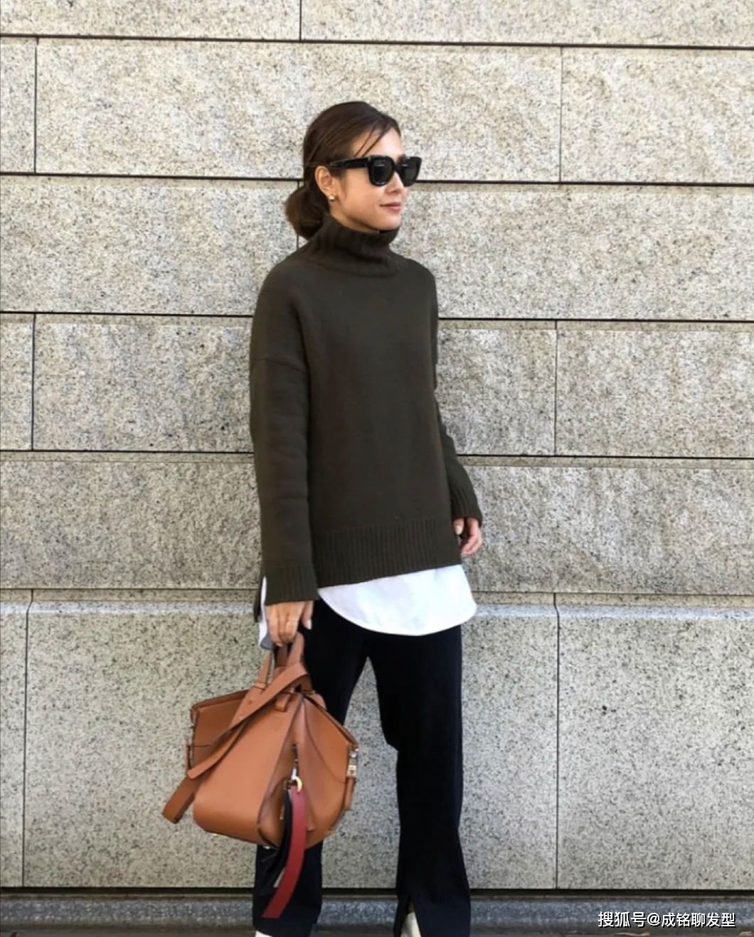 服装 越简单越高级，女人过了四十就别穿得太花哨，这几种搭配洋气减龄