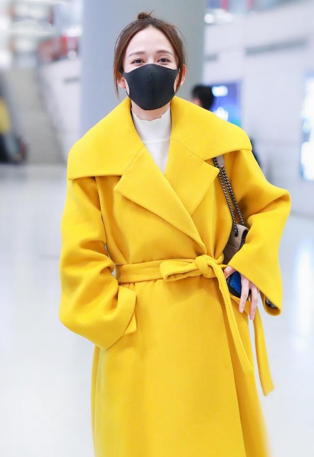 感觉 陈乔恩恋爱后颜值回春！一袭嫩黄色大衣太出彩，40岁大妈变少女