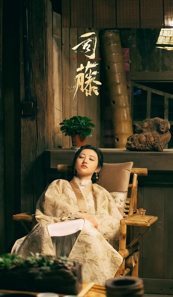 因为|司藤，在看服化道的同时，看看植物精是如何谈恋爱的