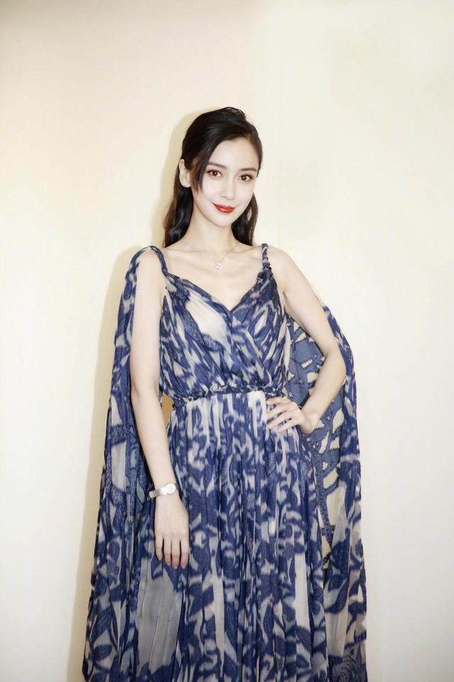 皮质 Angelababy颜值高气质好，黑色皮衣搭配连衣裙灵动优雅，美得惊艳