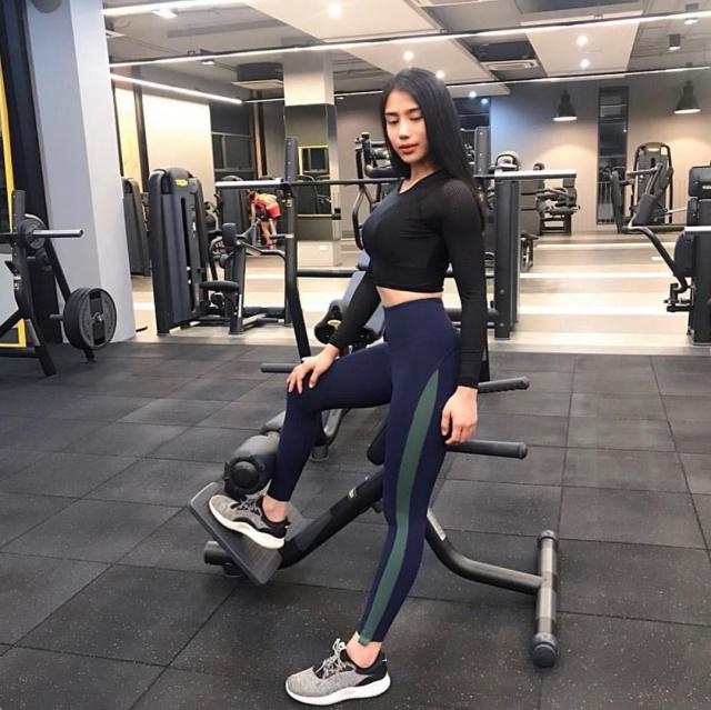 泰国美女健身4年深蹲负重80公斤窈窕身材令人羡慕
