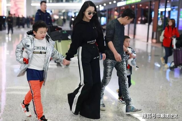 短裙 邹市明又带娃走机场,冉莹颖穿阔腿裤露脐装秀沙漏身材,比例惊人