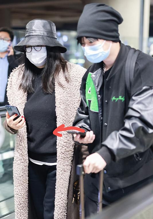 卫衣 李湘富婆人设终于翻车，卫衣“起球”还在穿，羊羔毛大衣还掉毛