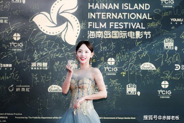 陈乔恩 海南岛电影节红毯，杨幂大秀美背，昆凌似黑天鹅，陈乔恩纱裙好仙