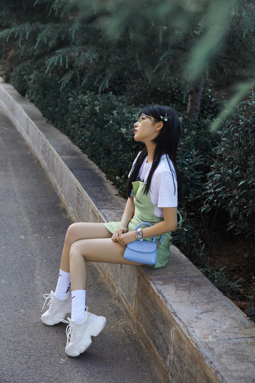 上衣阚清子接个假发，就从大众脸变初恋脸了，配小绿裙甜似韩剧女主