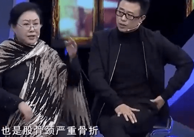 卫视|主持人白燕升又升职!从教授变成博士导师,台上拿奖笑得眼睛眯起