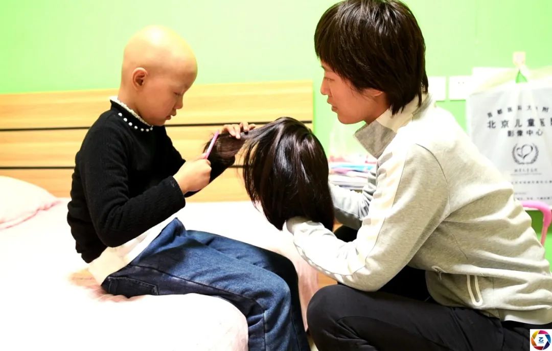 8岁光头小女孩戴上假发后开心地转圈圈,妈妈却在一边暗自抹泪_王金燕