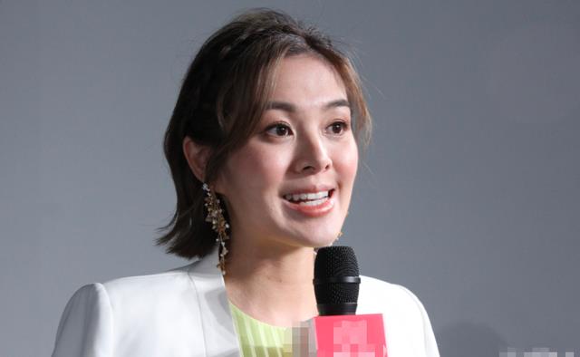 港姐梁丽翘宣布怀二胎挺6个月孕肚坚持工作四肢纤细状态佳