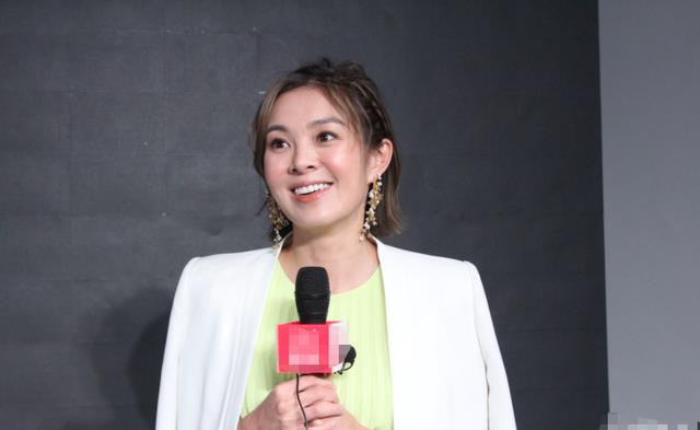 港姐梁丽翘宣布怀二胎挺6个月孕肚坚持工作四肢纤细状态佳