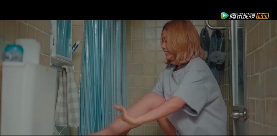 角色|一脚踩进蹲便池的女高管，五星好评