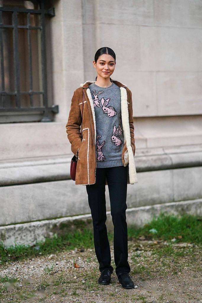 颜色 外套面料比颜色更重要！今年街头流行穿“麂皮”，时髦精致显贵气