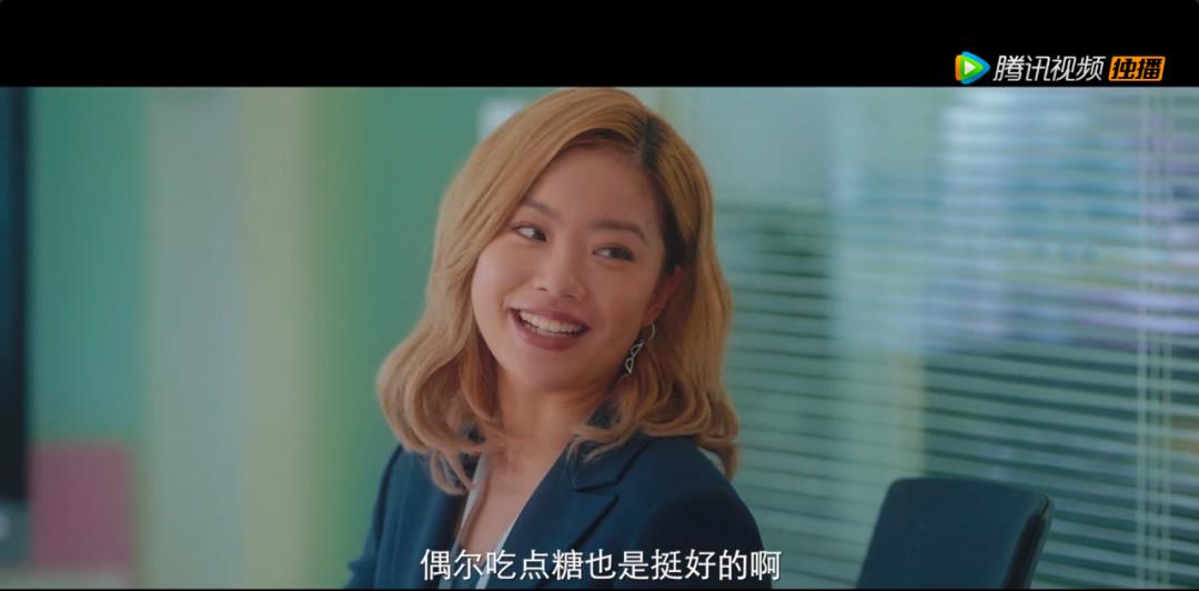 角色|一脚踩进蹲便池的女高管,五星好评