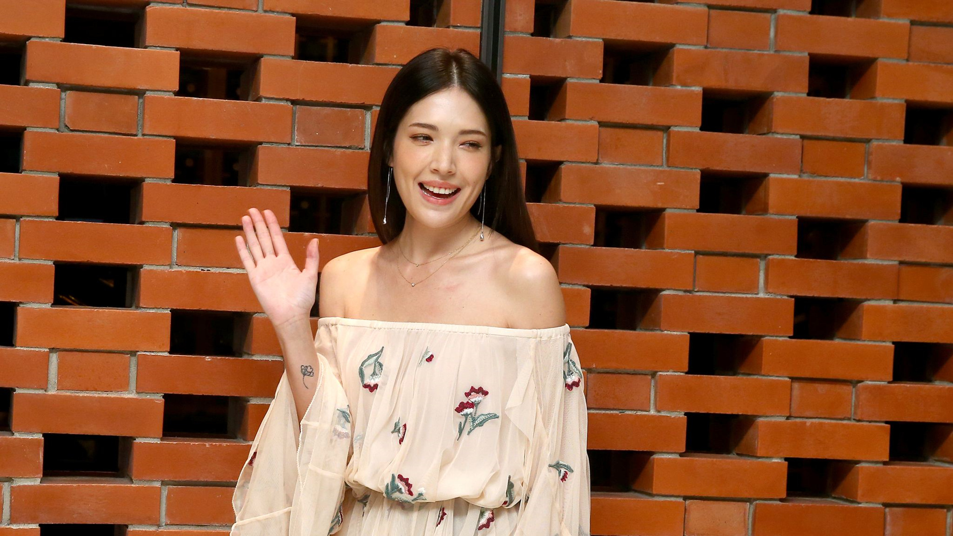 邱泽为什么会选择二婚女许玮甯关键是她背后的资源和颜值