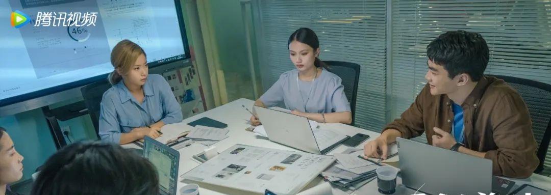 角色|一脚踩进蹲便池的女高管,五星好评