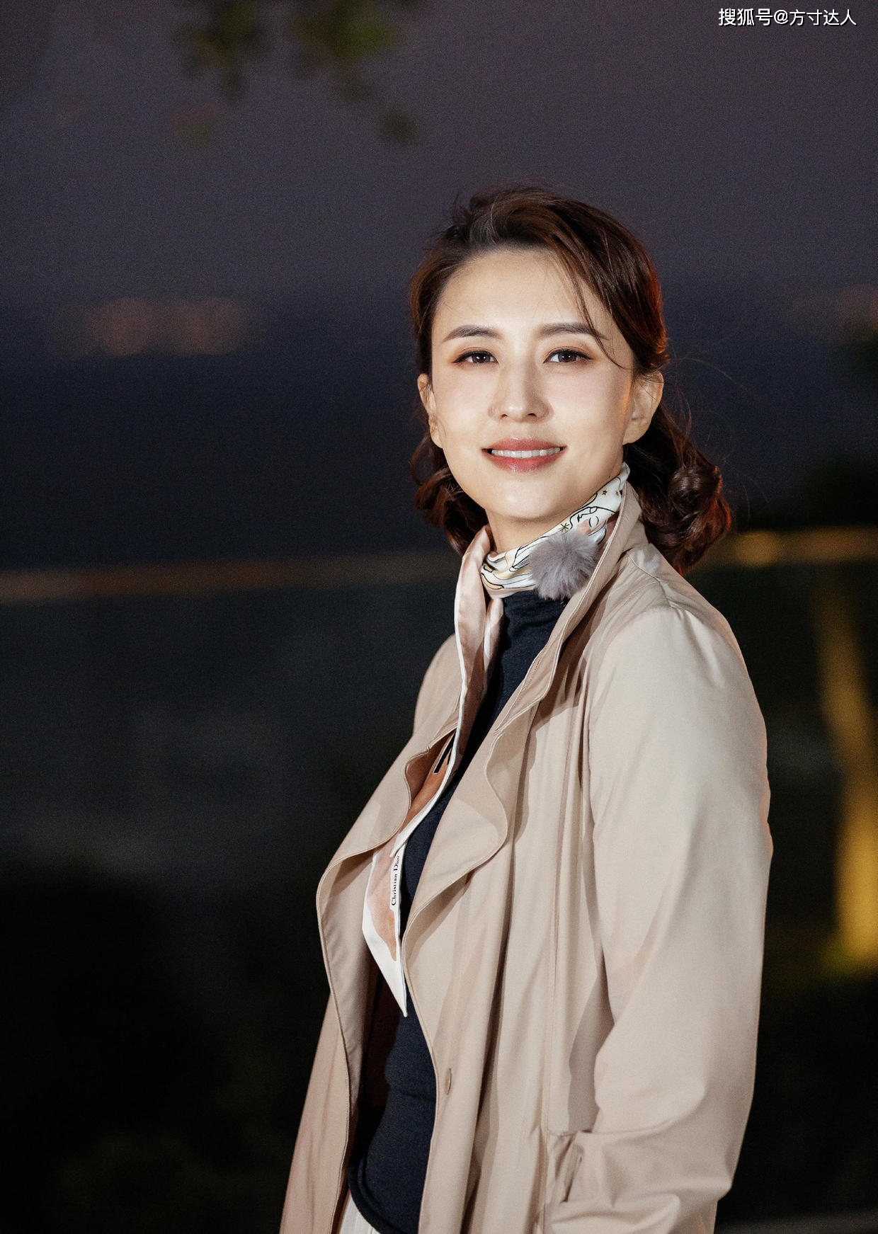 原创张蕾仅凭气质美出圈裸色衬衫连衣裙穿得体面优雅太高级了