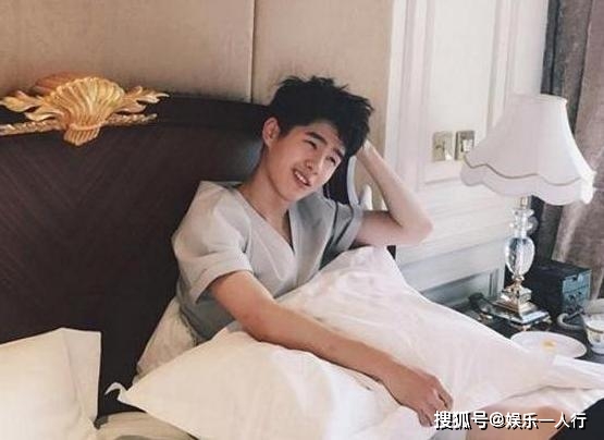 一起参观刘昊然住的豪宅装修豪华又大气在家喜欢画画