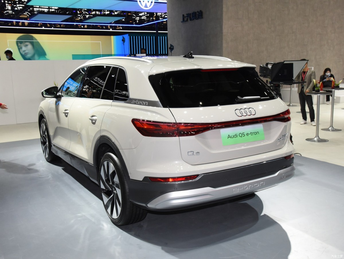 尾部设计上是灯组占据了视觉上的中心,奥迪灯厂的属性在这台纯电动suv