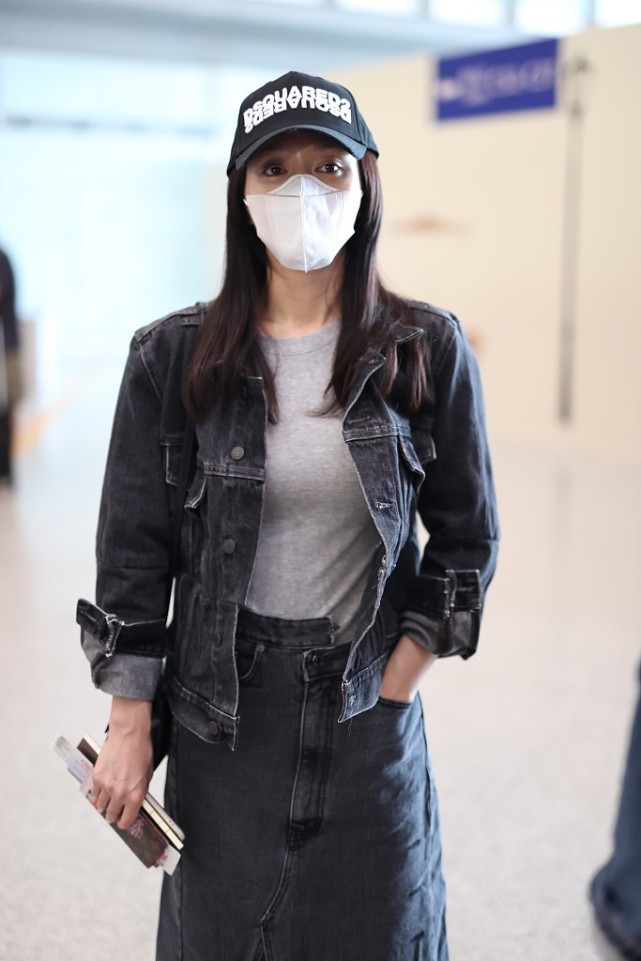 牛仔 秦岚这腿真够细的，穿长靴靴口还有缝，戴大金链子也不显俗气