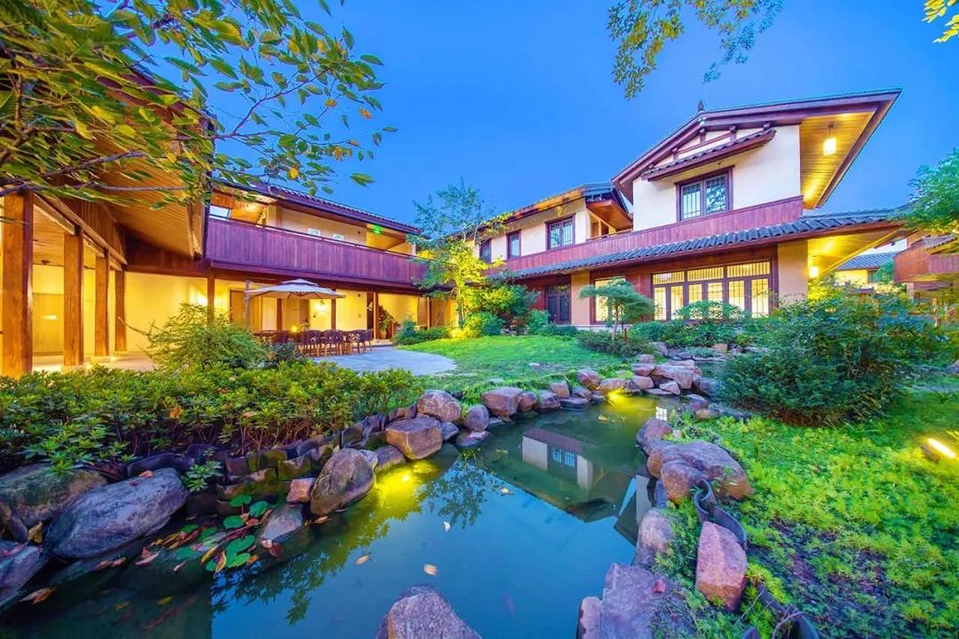 耳有鸟鸣,眼有炊烟,「花间堂」将江南水乡的柔情与迷人诠释的淋漓尽致
