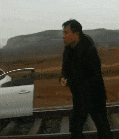 女生|搞笑GIF趣圖：千萬不要松開，我來救你