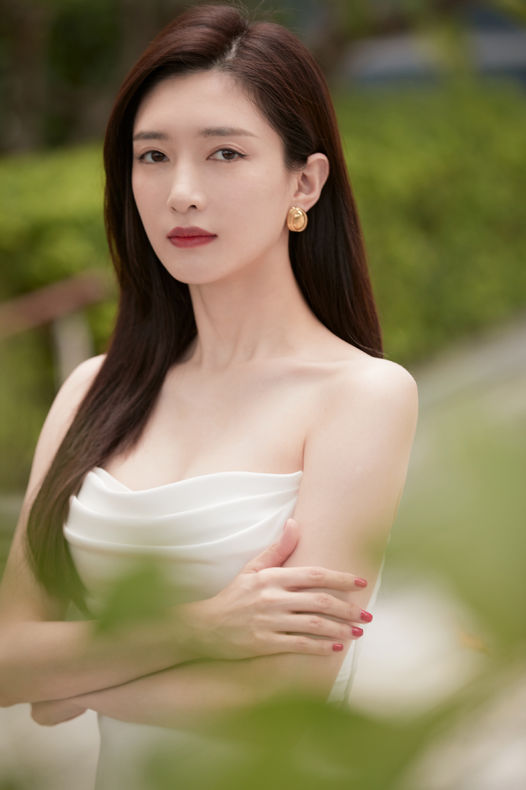江江更别说一字眉不好看了，江疏影画一字眉就很美啊