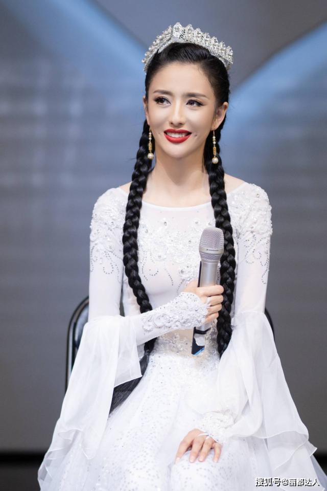 佟丽娅带儿子谢幕3岁朵朵穿民族服饰身材娇小五官太像陈思诚
