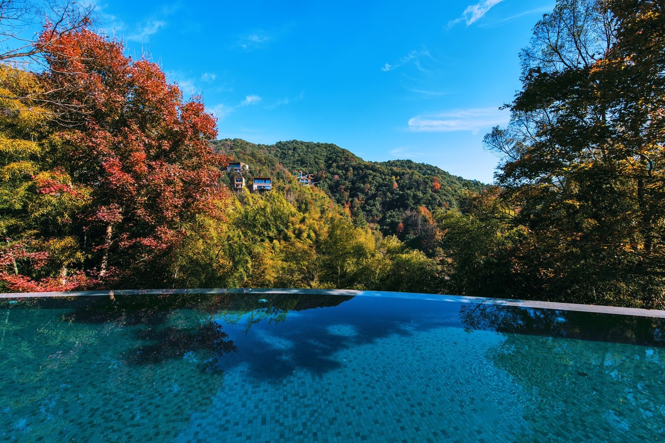 沐浴冬日里的森林温泉来宁海安岚奢享浪漫假期
