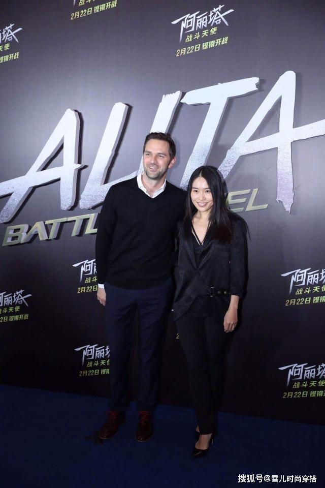 张艺谋女儿张末夫妻走红毯穿印花裙很气质二嫁外籍老公太帅气