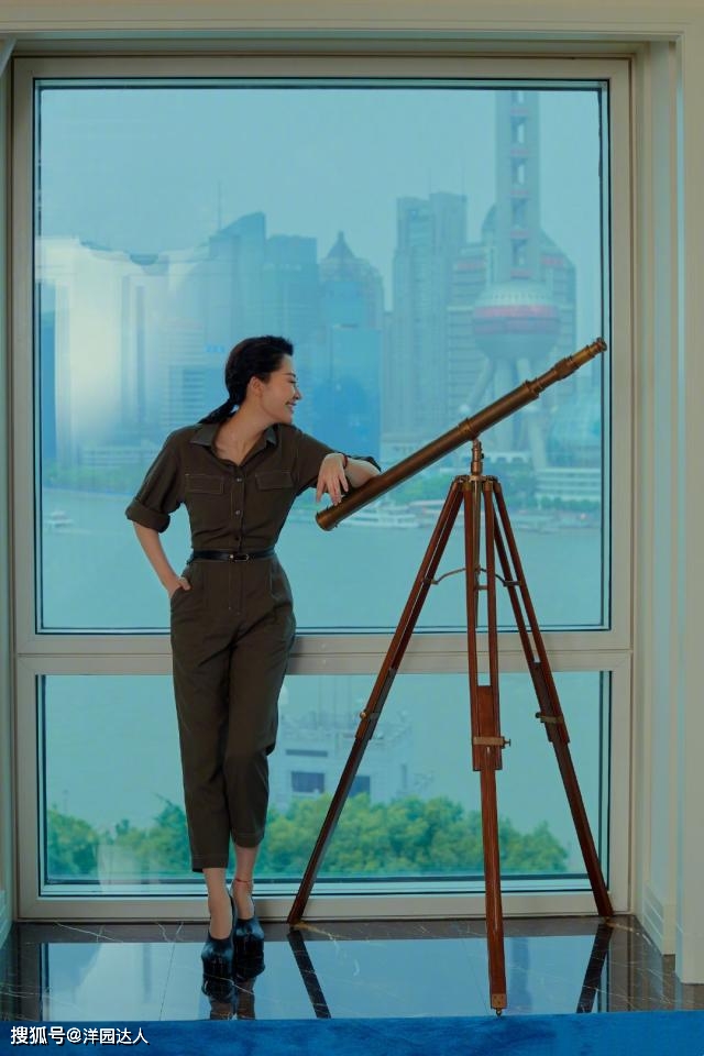 连体 许晴终于换风格,穿工装风连体裤又酷又美,配骆驼趾恨天高看不懂