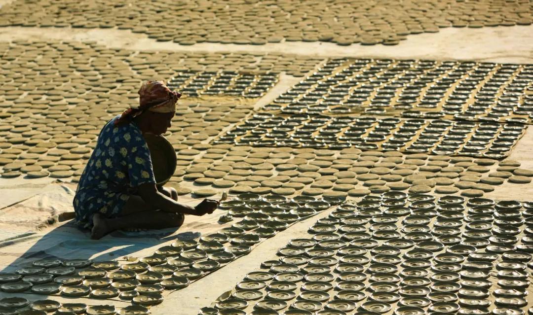 海地人吃的"泥饼"是怎么制作的,观音土是什么_圆饼_马斯克_戴维