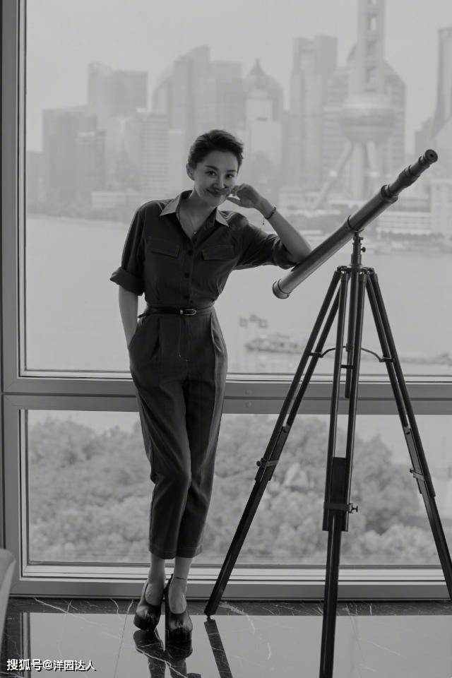 连体 许晴终于换风格,穿工装风连体裤又酷又美,配骆驼趾恨天高看不懂