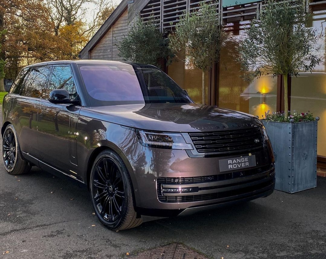 竞争gls外观更科幻2023版揽胜亮相街头新漆面质感十足