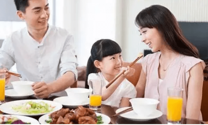 关系|30岁侄女见50岁小叔,抱住大腿不撒手,小叔无奈的表情逗乐网友