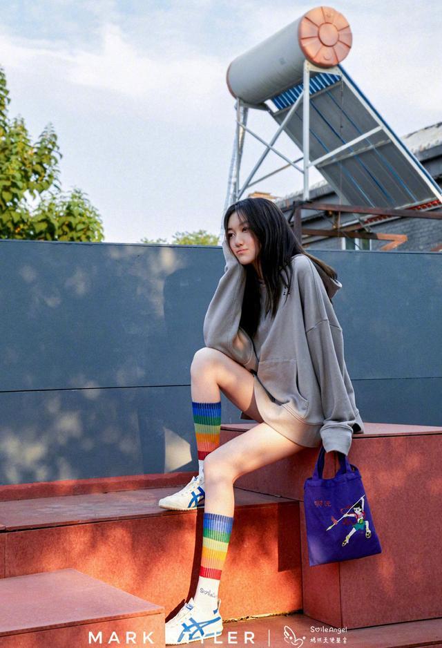 时尚 14岁李嫣不得了，初秋随便穿都很有“明星范”，不愧是王菲女儿