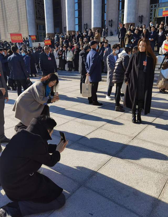 层次 央视主持天团开会受追捧!朱迅站C位成团宠,周涛比佟丽娅还洋气