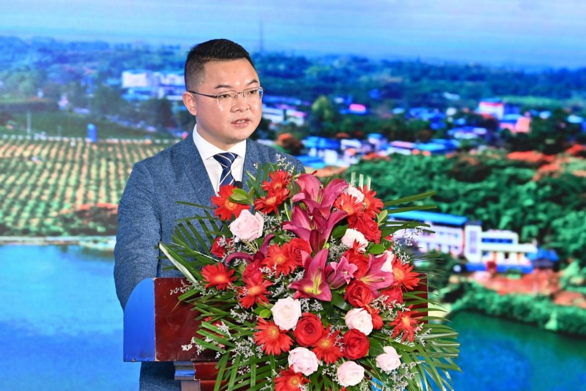 广东省农产品流通协会名誉会长郭德居,中共井研县委副书记王晋辉,中共