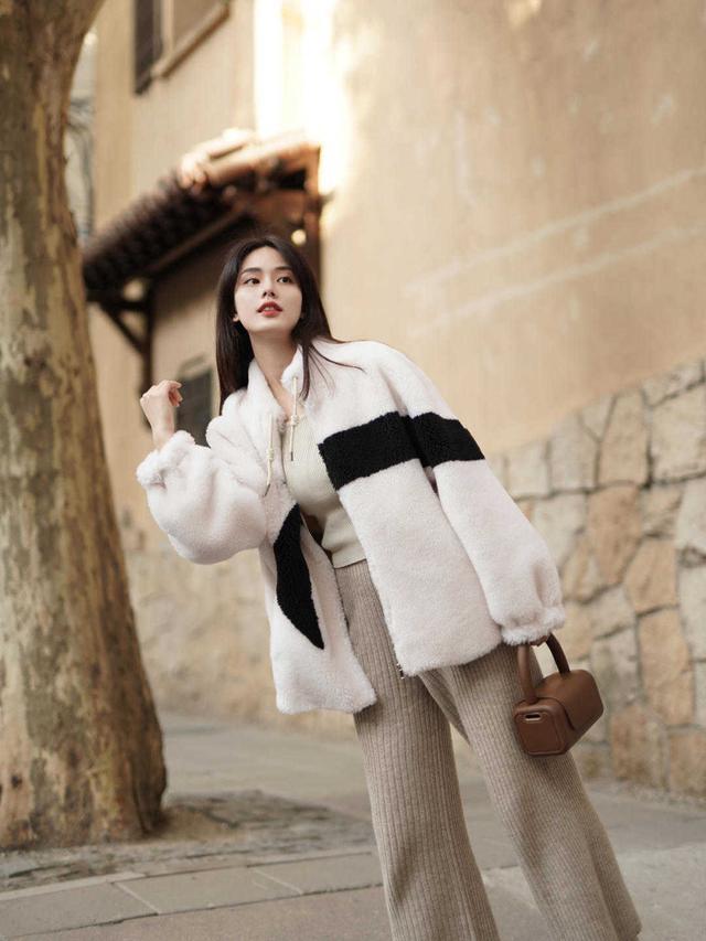 设计 小姐姐“毛绒绒”外套好温馨，外套保暖还时髦，2021的流行款?