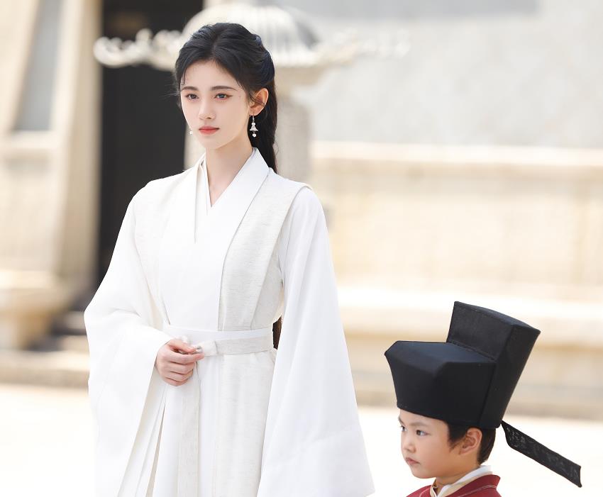 因为《误杀2》文咏珊全素颜出演，细纹斑点一览无余，观众评价却很高