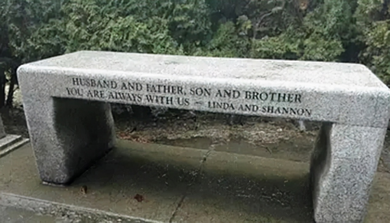 梦起之|李小龙辞世后葬于西雅图，二十年后儿子陪伴在侧，碑文令人深思