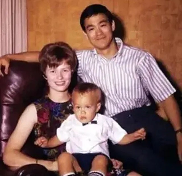 梦起之|李小龙辞世后葬于西雅图，二十年后儿子陪伴在侧，碑文令人深思