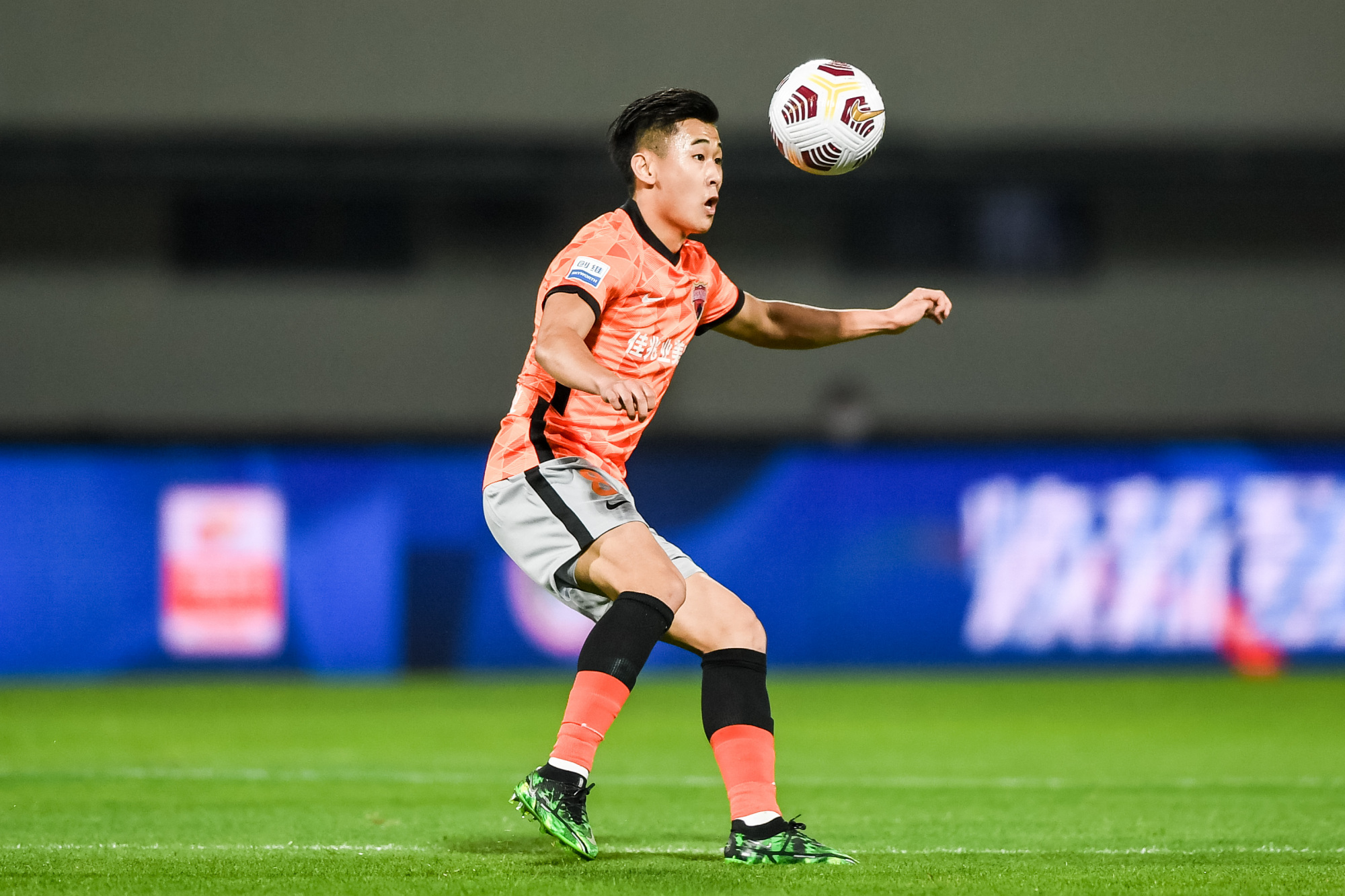 本轮郭田雨又进球了,他旱地拔葱式的头球破门,多少有点宿茂臻的影子.